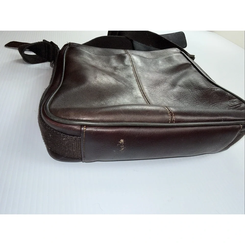 Kenneth Cole Reaction Brown Leather crossbody messenger‎ bag 11x11